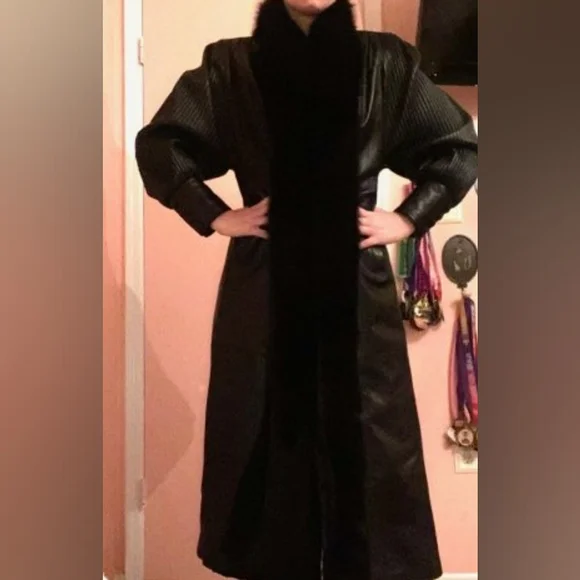Make Me An offer !Vntage Black Custom Leather & Fox Real Fur - Picture 1 of 6